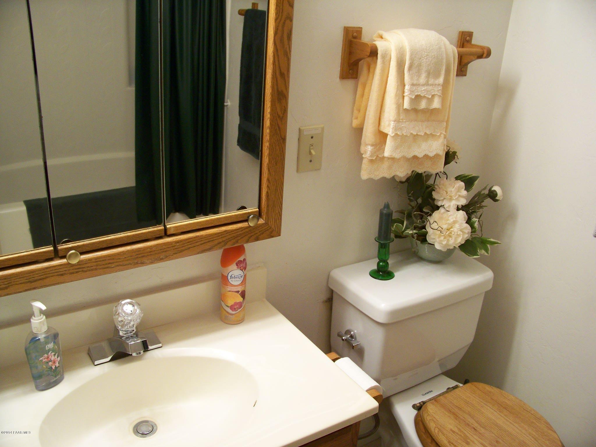 811 Evergreen Road Prescott, AZ 86303 - Photo 17 of 22 Hall bath