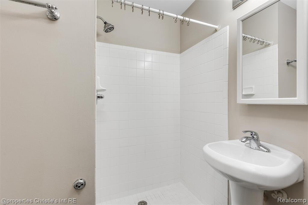 44 Adelaide Street Detroit, MI 48201 - Photo 18 of 26