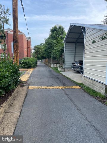 $820,000 | 809 North Barton Street, Arlington, VA 22201