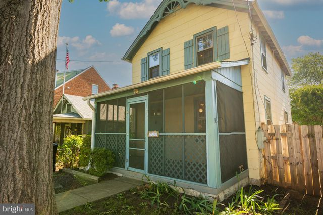 $820,000 | 809 North Barton Street, Arlington, VA 22201