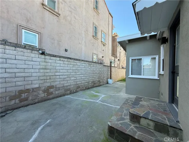 a view of an entrance of the house