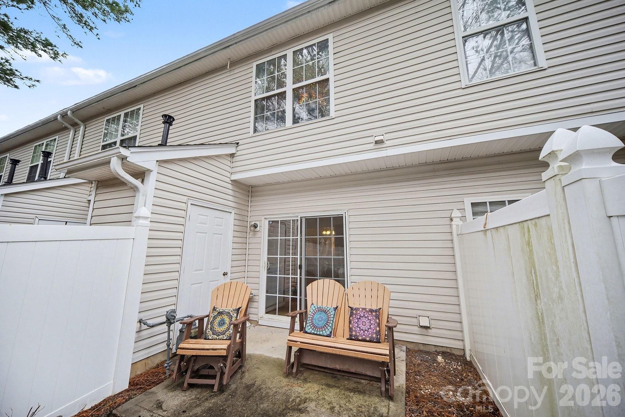 8048 Stoneham Court Matthews, NC 28105 - Photo 15 of 15 a backyard of a house with table and chairs