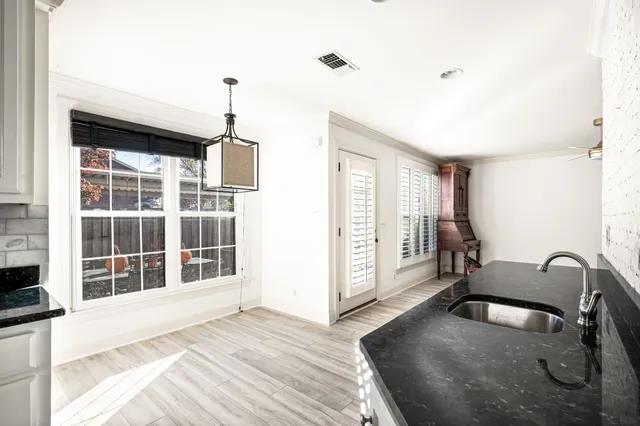 a view of a livingroom with furniture
