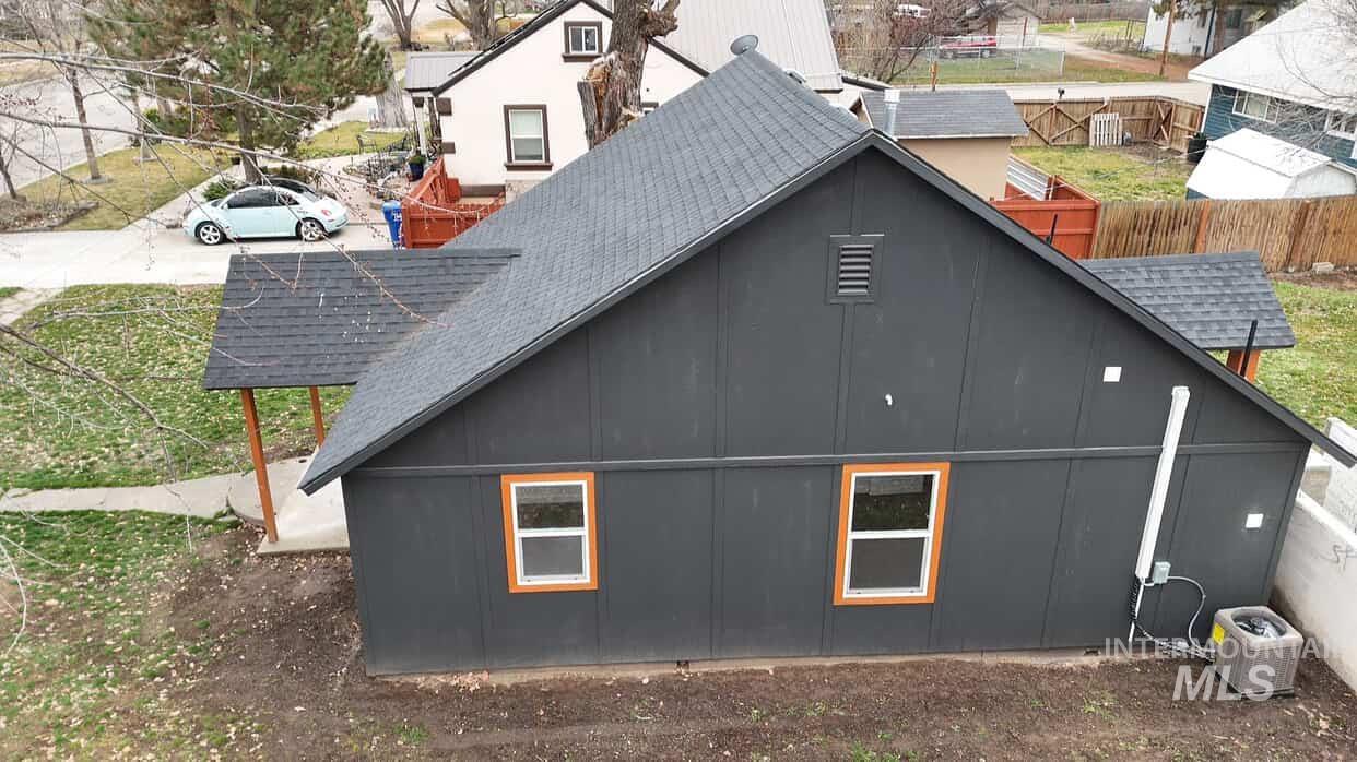 511 North 10th Street Payette, ID 83661 - Photo 16 of 18 Rear view of property featuring a shingled roof