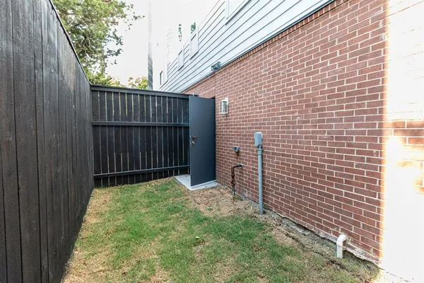 $3,200 | 4210 Roseland Avenue, Dallas, TX 75204