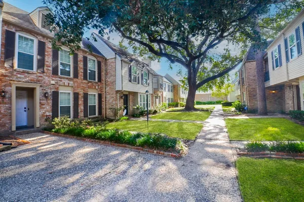 $2,550 | 13074 Trail Hollow Drive, Unit 3074, Houston, TX 77079