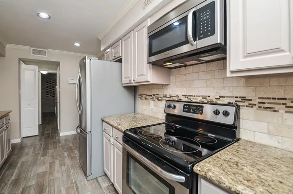 $2,550 | 13074 Trail Hollow Drive, Unit 3074, Houston, TX 77079