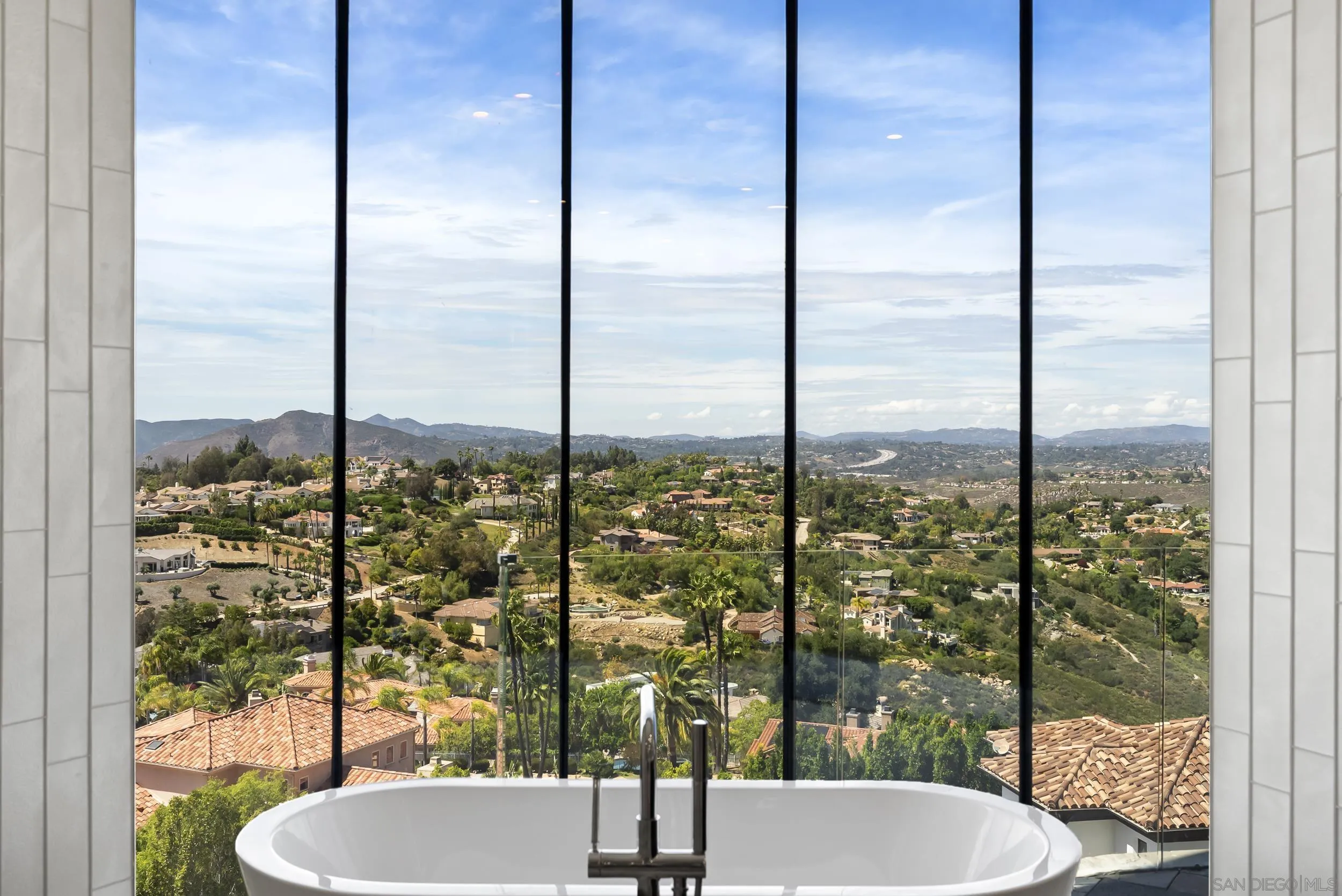 13220 Highlands Ranch Road Poway, CA 92064 - Photo 25 of 44 a bathroom with a bathtub