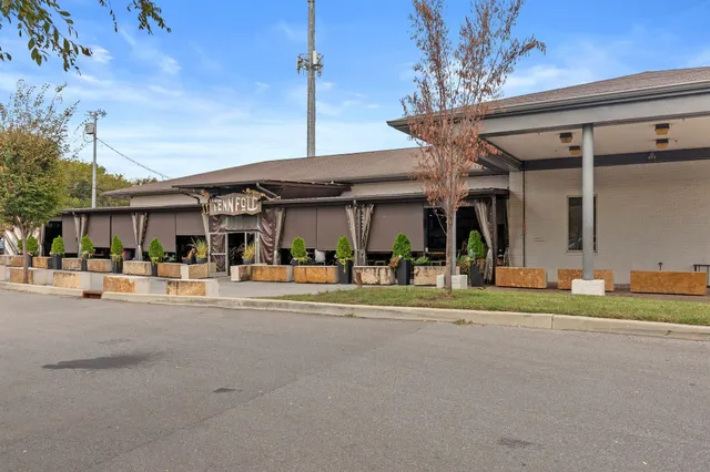 a view of a dinning table and chairs in the patio