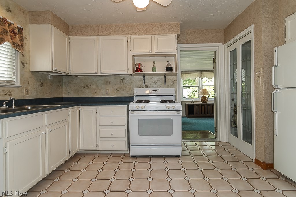 1210 Dorsh Road Cleveland, OH 44121 - Photo 2 of 33