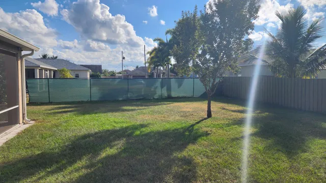 a view of a backyard