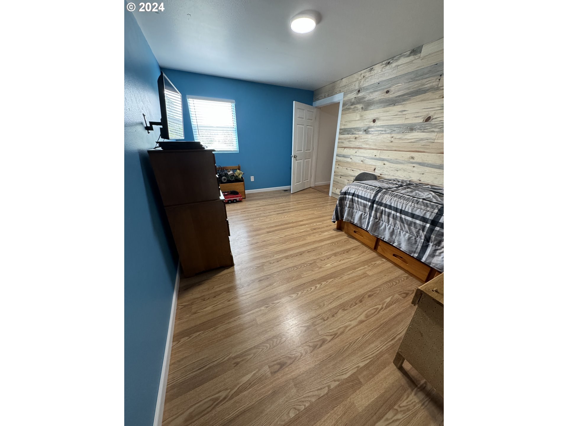 508 3rd Avenue Dallesport, WA 98617 - Photo 17 of 48 a view of a hallway with wooden floor and furniture