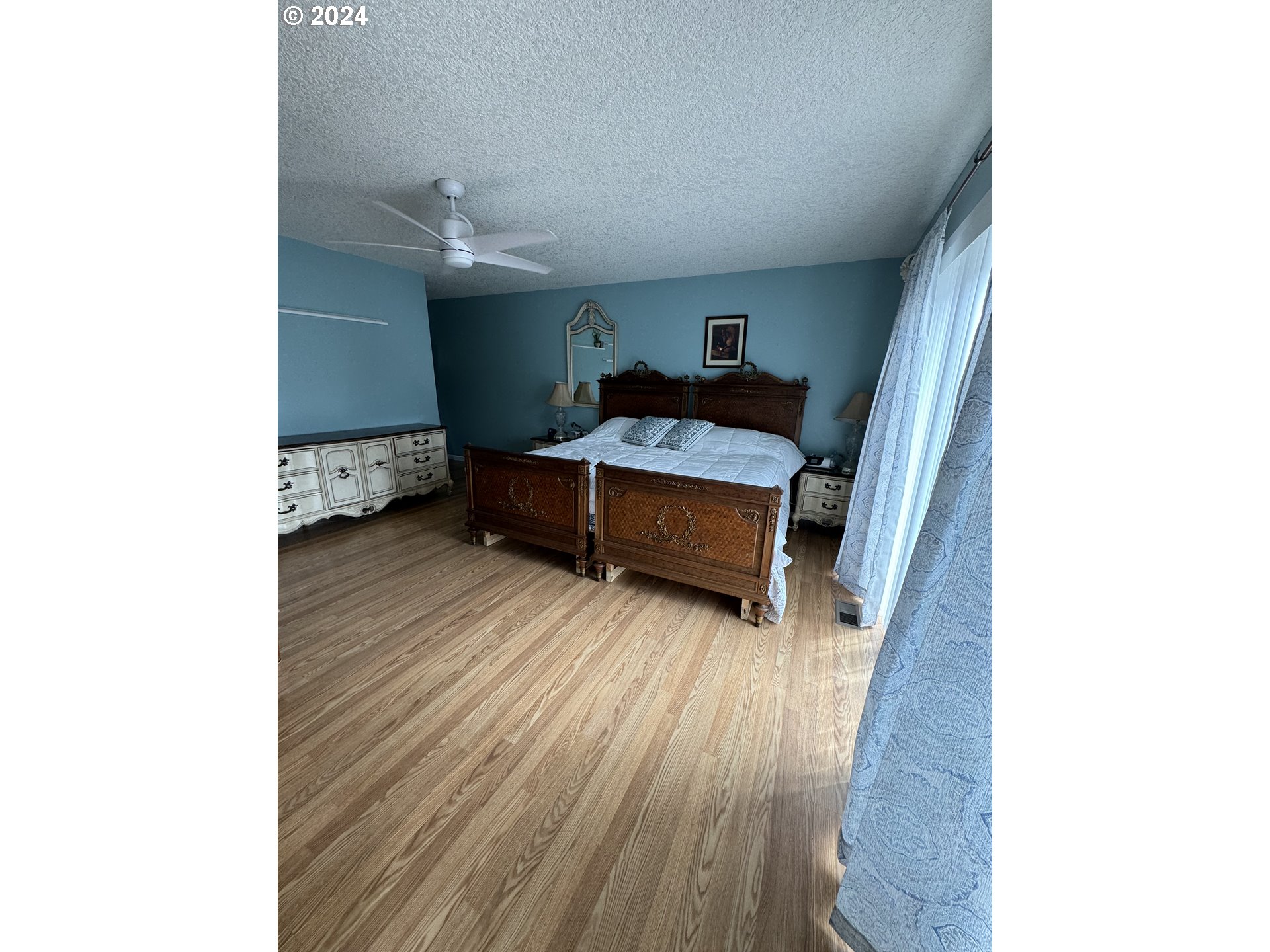 508 3rd Avenue Dallesport, WA 98617 - Photo 4 of 48 a living room with furniture and a wooden floor