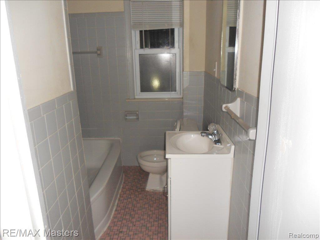 20831 Ridgemont Road Harper Woods, MI 48225 - Photo 10 of 10 Bathroom