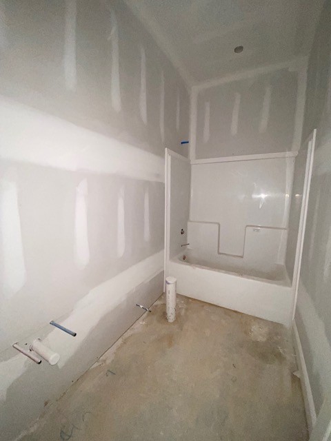 3612 Oakland Road Clarksville, TN 37040 - Photo 6 of 17 a spacious bathroom with a bathtub and toilet