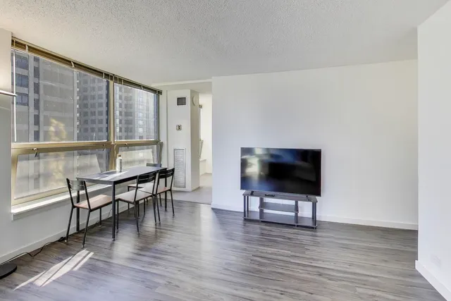 $1,965 | 555 West Madison Street, Unit 3502, Chicago, IL 60661