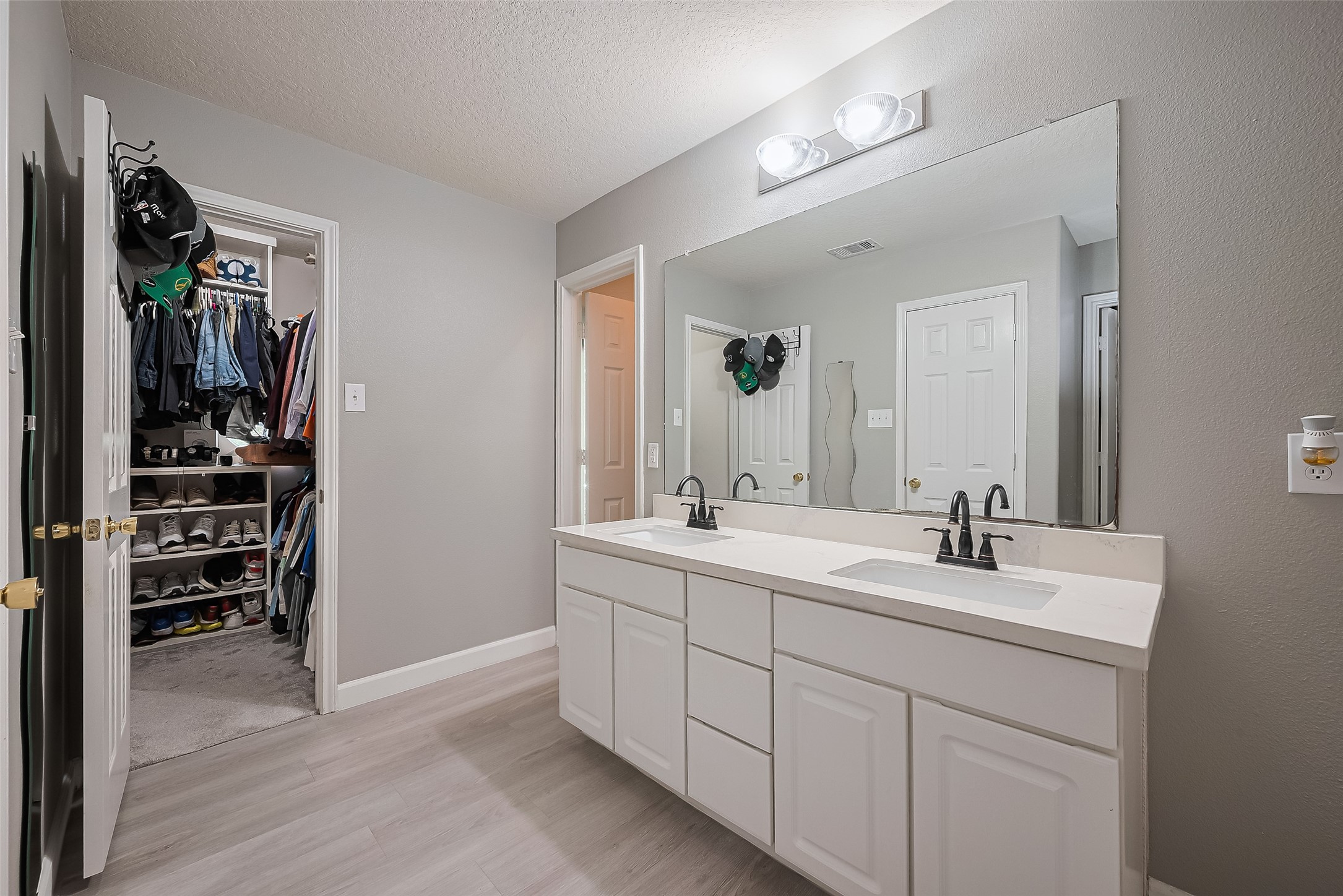 723 Pine Thicket Court Spring, TX 77373 - Photo 33 of 40 a bathroom with a double vanity sink and a mirror