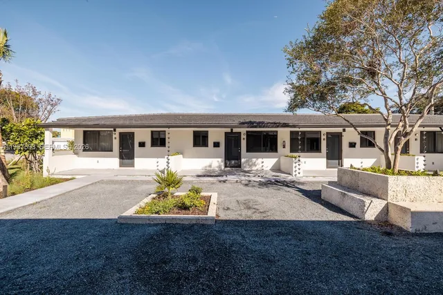 $2,800 | 8931 Northeast 2nd Avenue, Unit S4, El Portal, FL 33138