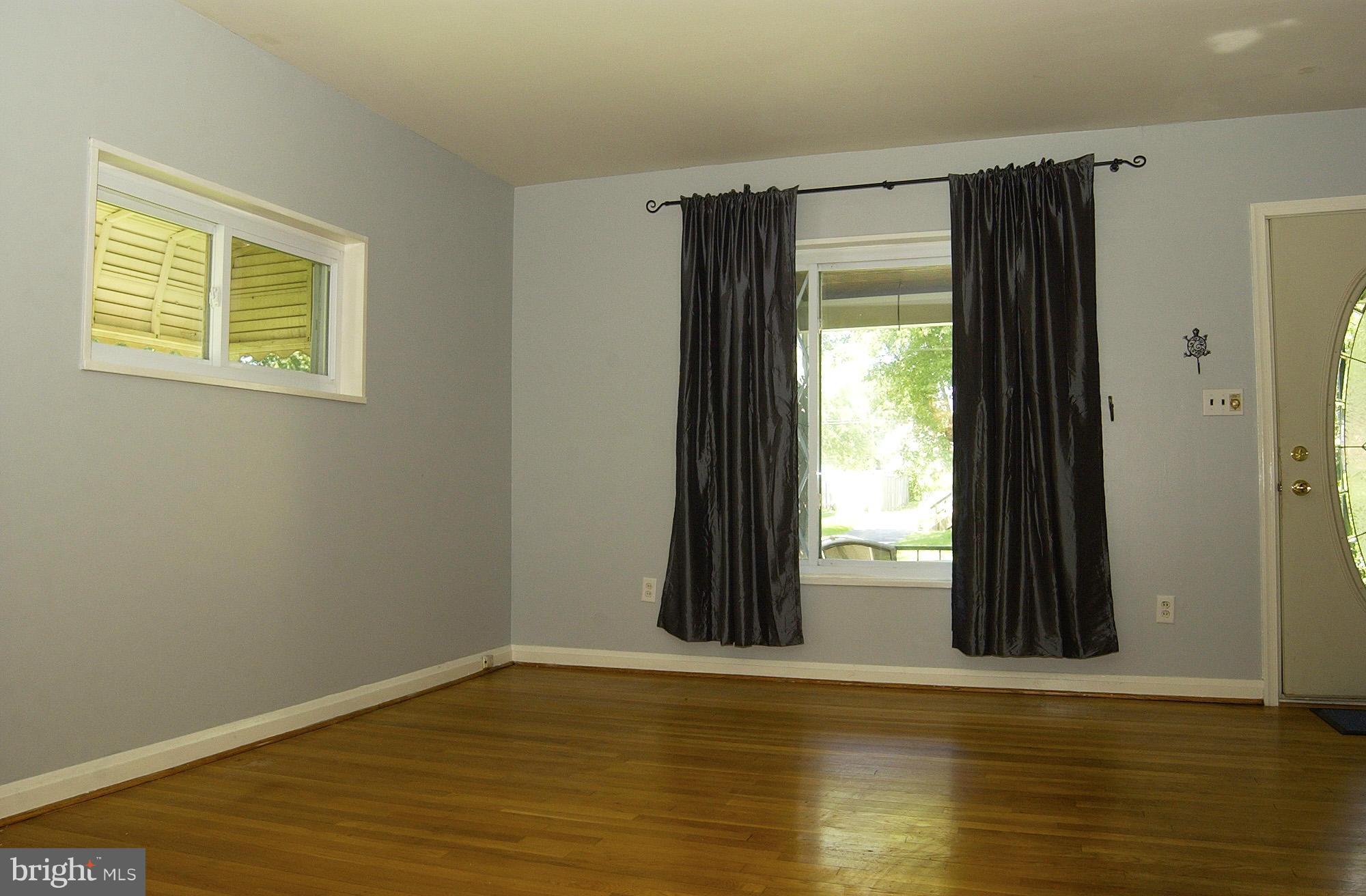 901 Southridge Road Baltimore, MD 21228 - Photo 8 of 21 Living Room