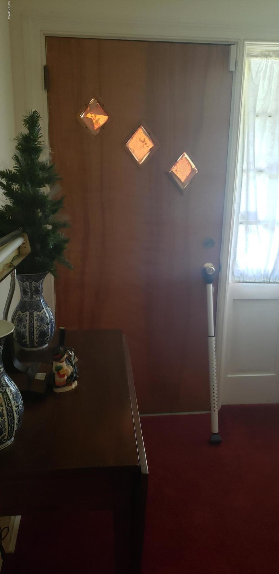 1406 Hardee Road Kinston, NC 28504 - Photo 2 of 17 foyer