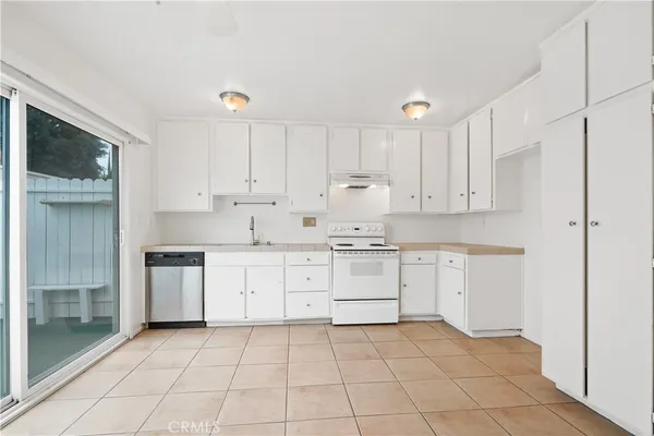 $2,800 | 22855 Vanowen Street, Unit 2, West Hills, CA 91307