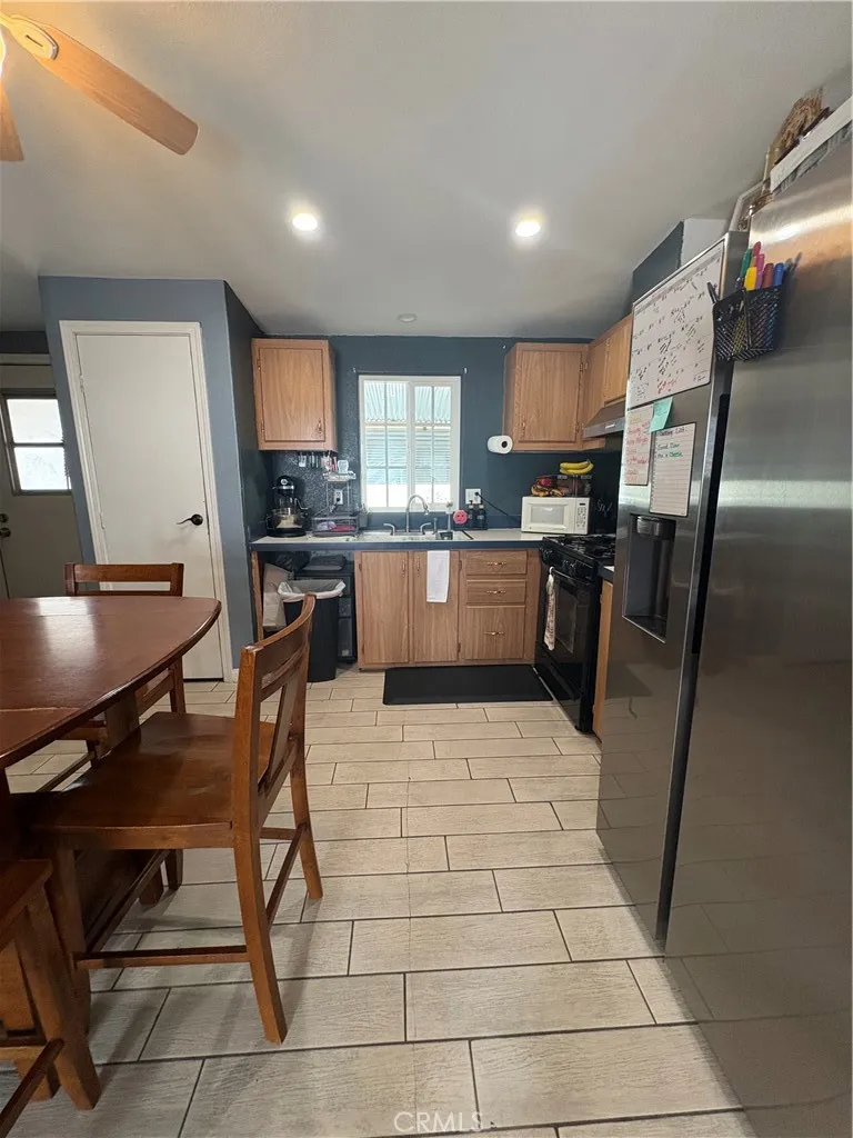 3825 Crestmore Road, Unit 414 Riverside, CA 92501 - Photo 16 of 24 a kitchen with a table and chairs