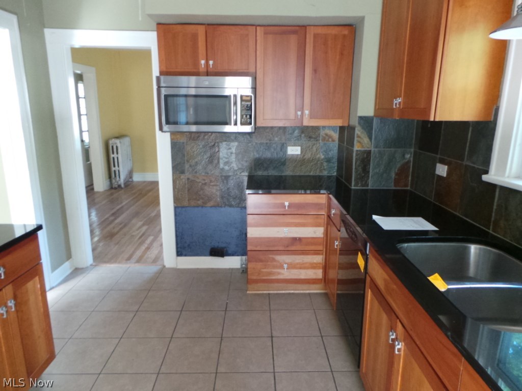 2920 Hampshire Road Cleveland, OH 44118 - Photo 2 of 15