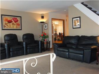 12406 Barbary Road Philadelphia, PA 19154 - Photo 2 of 12 Living Room