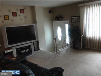 12406 Barbary Road Philadelphia, PA 19154 - Photo 3 of 12 Living Room