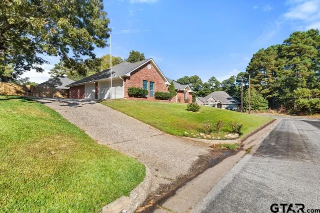 a view of a house with a backyard