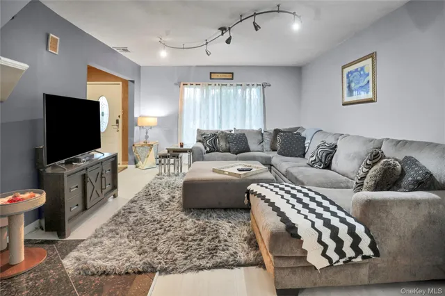 $625,000 | 1763 Berkshire Road, Merrick, NY 11566