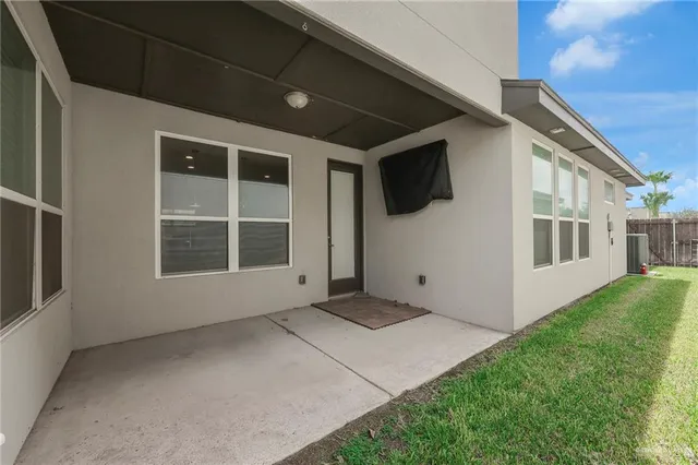a view of an house with backyard