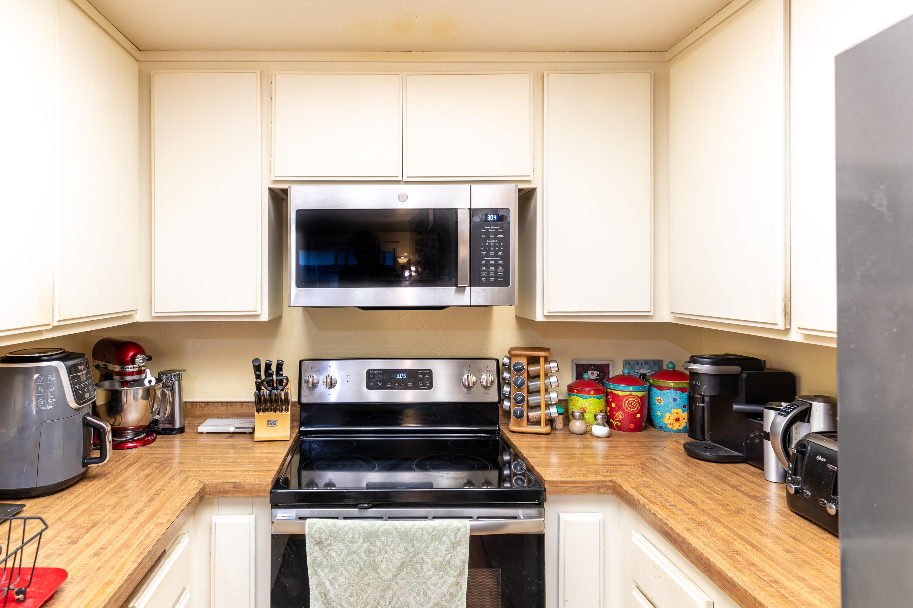 920 North M Place Lompoc, CA 93436 - Photo 10 of 25 a kitchen with a stove and a microwave