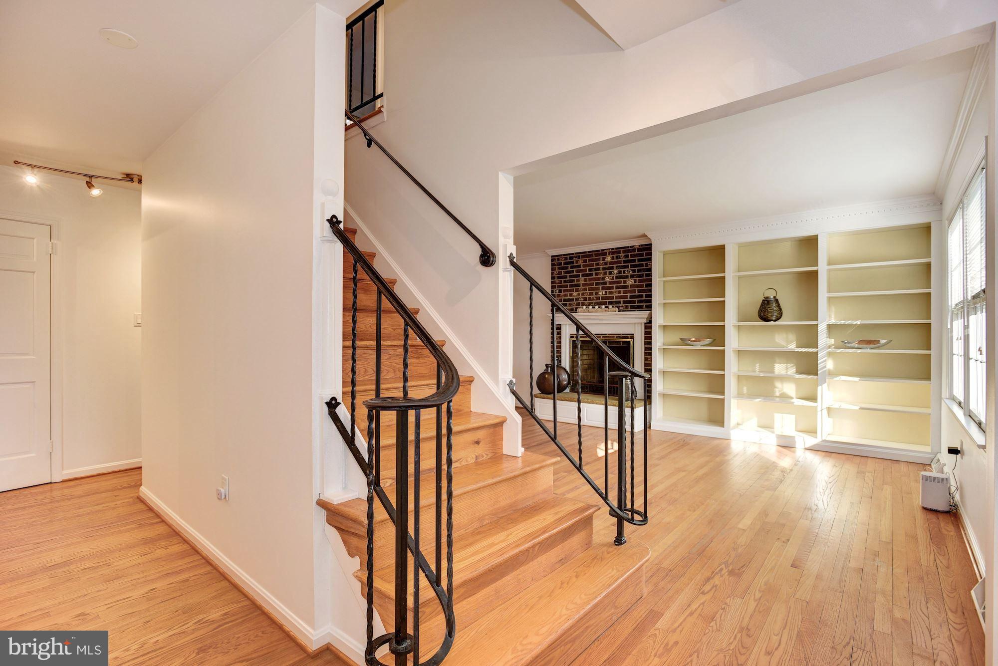 2621 Ogleton Road Annapolis, MD 21403 - Photo 8 of 35 Foyer