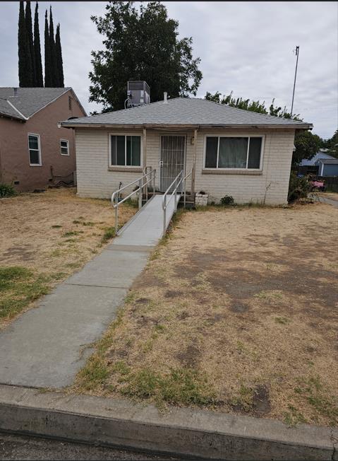114 North J Street Madera, CA 93637 - Photo 16 of 20 a front view of a house with yard