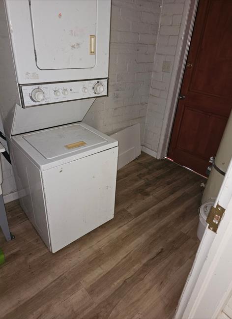 114 North J Street Madera, CA 93637 - Photo 19 of 20 a utility room with dryer and washer