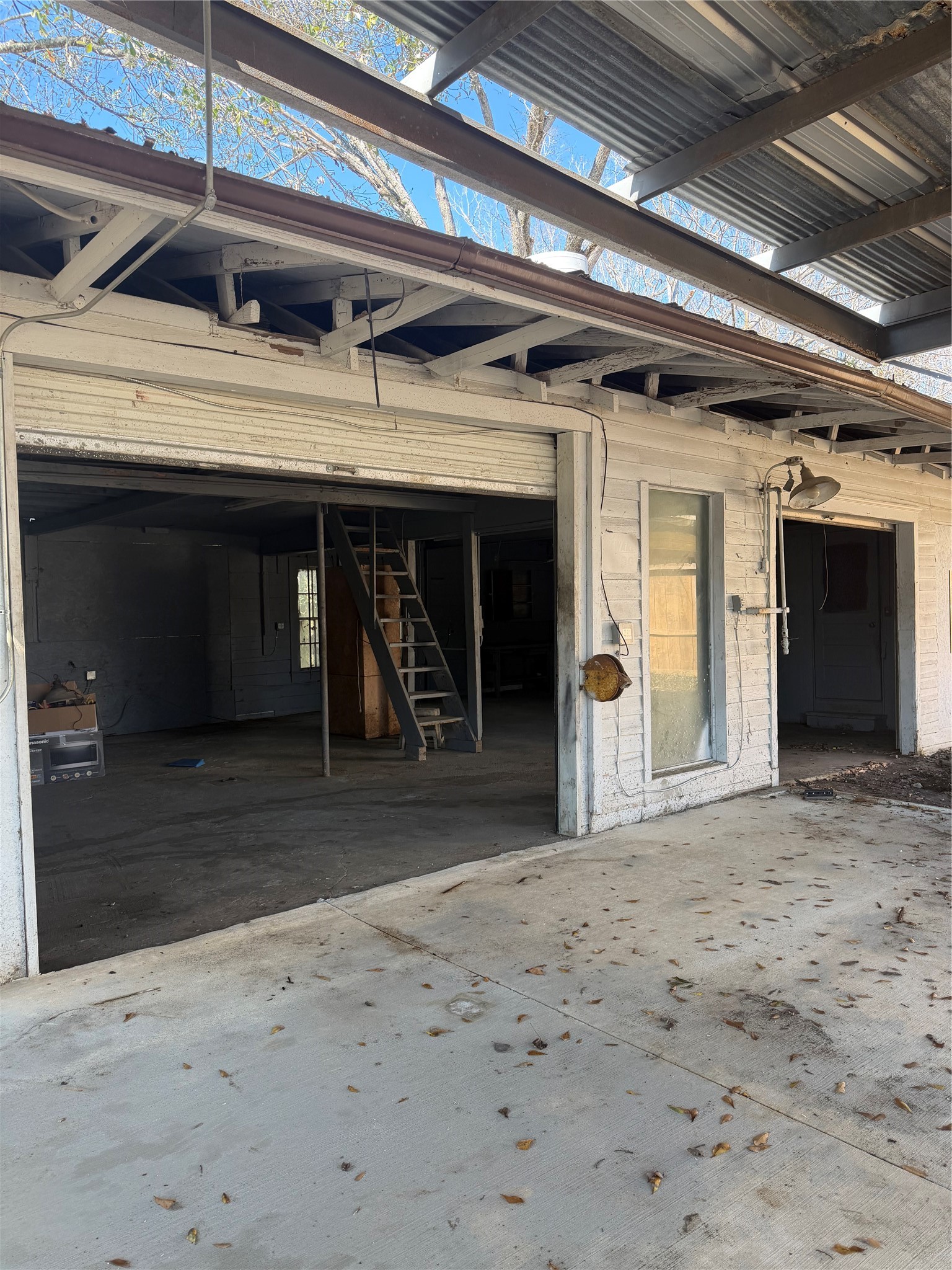 6822 Stearns Street Houston, TX 77021 - Photo 7 of 13 a view of a garage