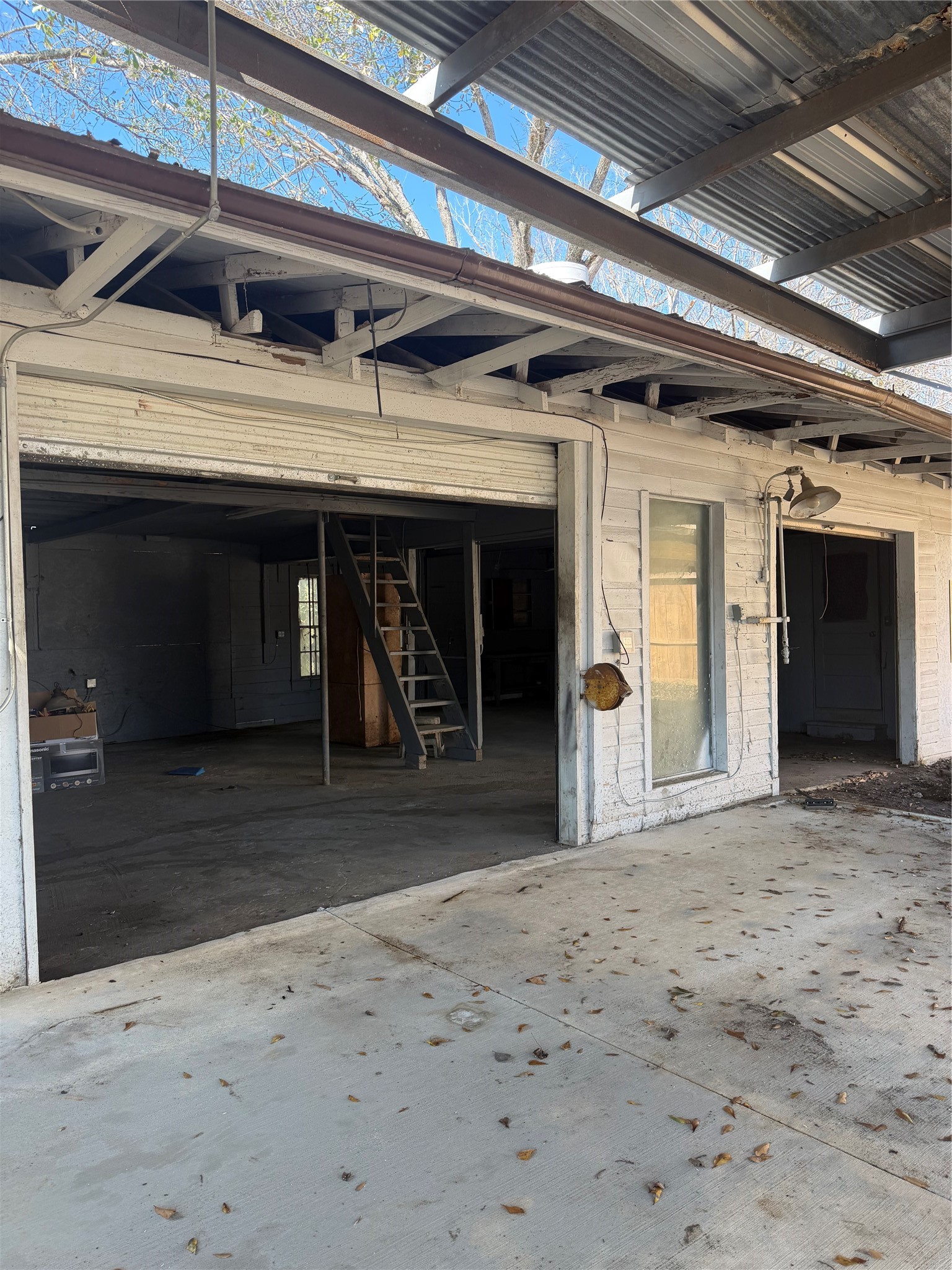 6822 Stearns Street Houston, TX 77021 - Photo 8 of 13 a view of a garage