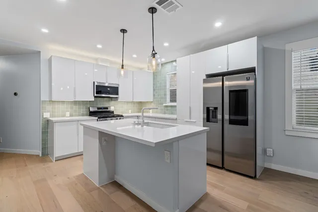 $3,850 | 84 Waller Street, Austin, TX 78702