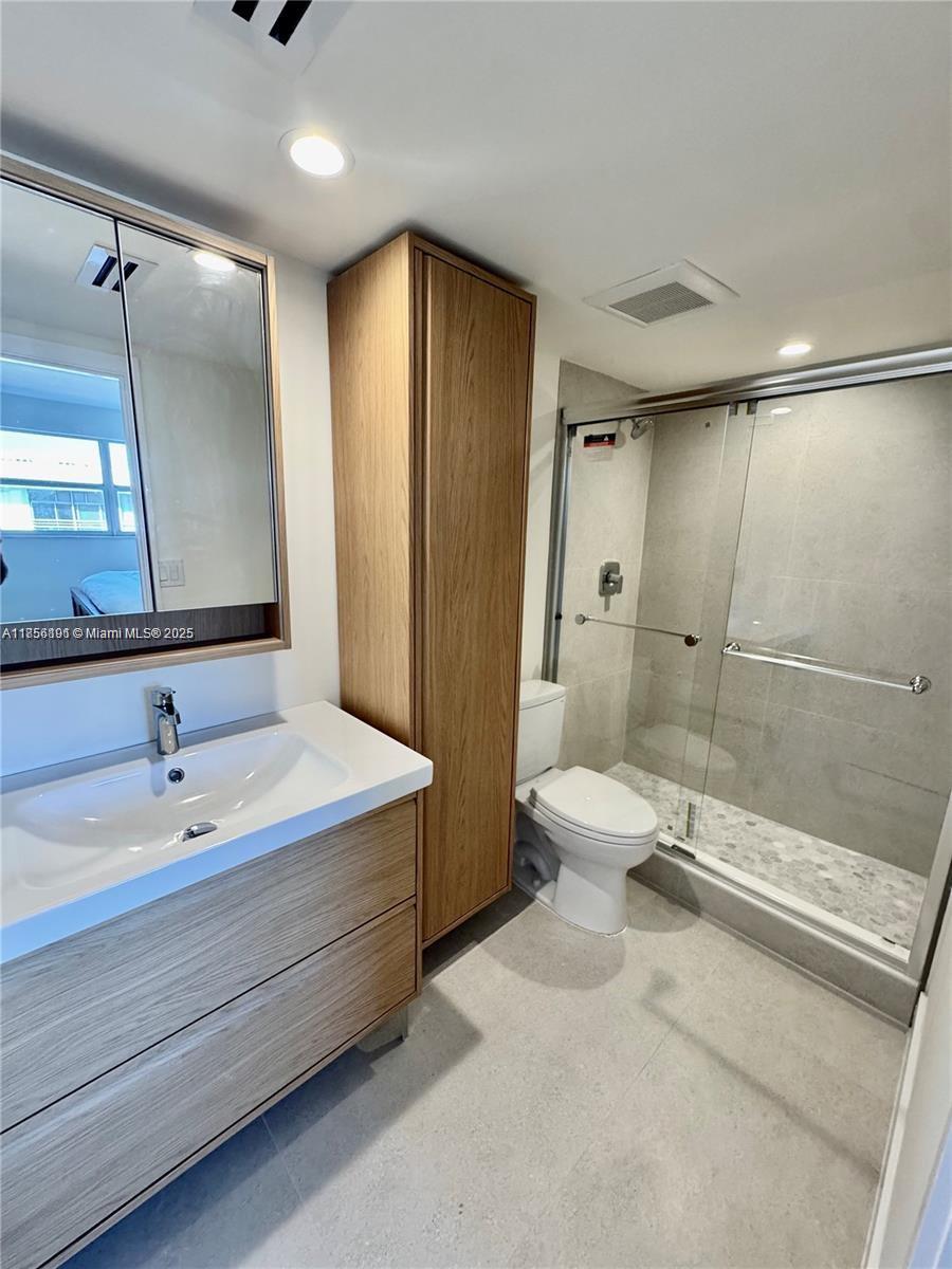 555 Crandon Boulevard, Unit 32 Key Biscayne, FL 33149 - Photo 12 of 25 Master Bathroom