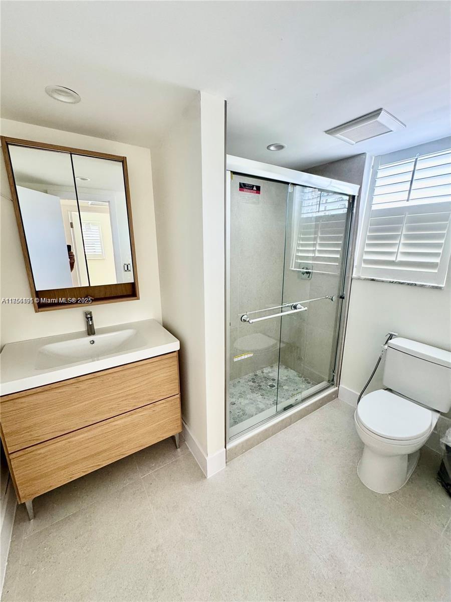 555 Crandon Boulevard, Unit 32 Key Biscayne, FL 33149 - Photo 20 of 25 Bathroom #2