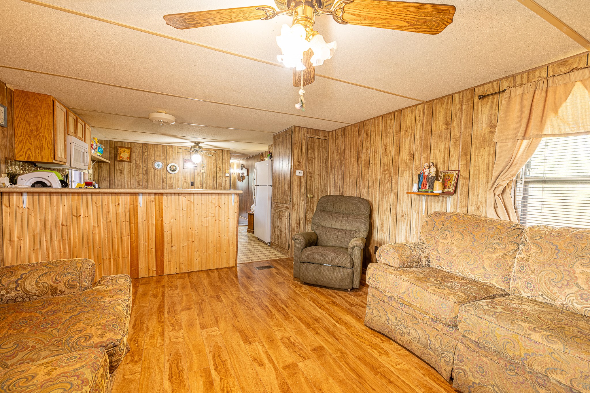 1313 Greenbriar Road Madisonville, TX 77864 - Photo 13 of 25 a living room with a couch and chandelier