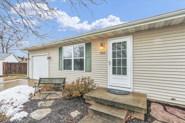 $215,000 | 502 Richard Court, Mahomet, IL 61853