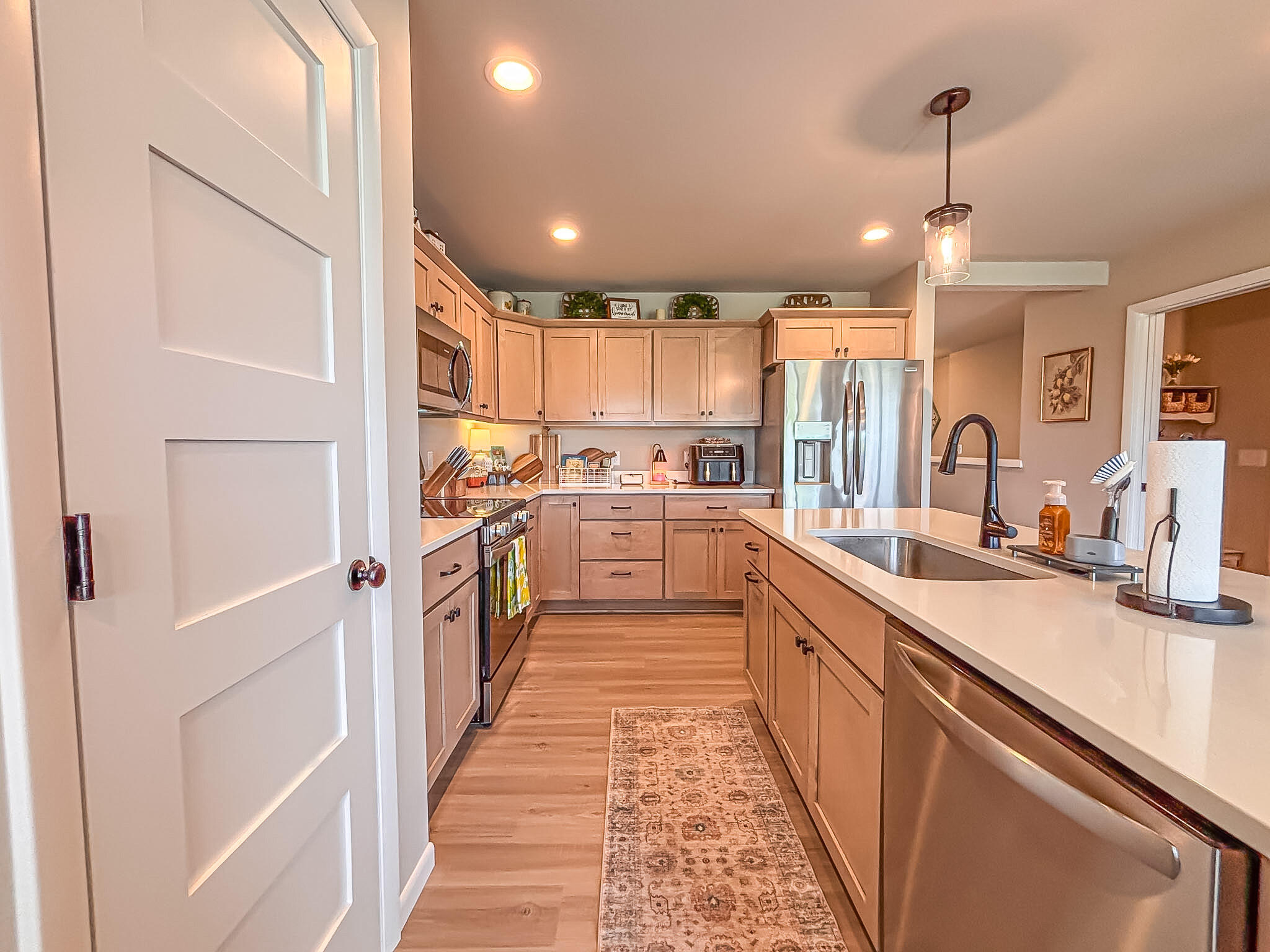 957 Elderberry Road Oconomowoc, WI 53066 - Photo 11 of 30 Kitchen