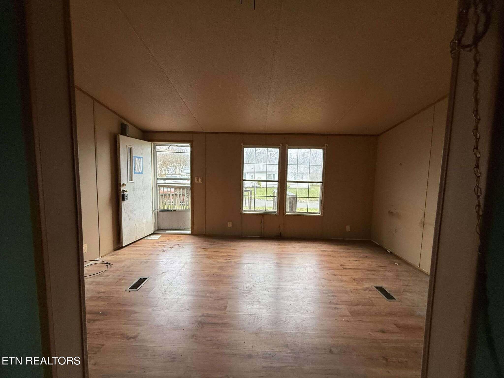 13 Duncan Lane Middlesboro, KY 40965 - Photo 4 of 26 590685902_3355248211280188_3378922143019