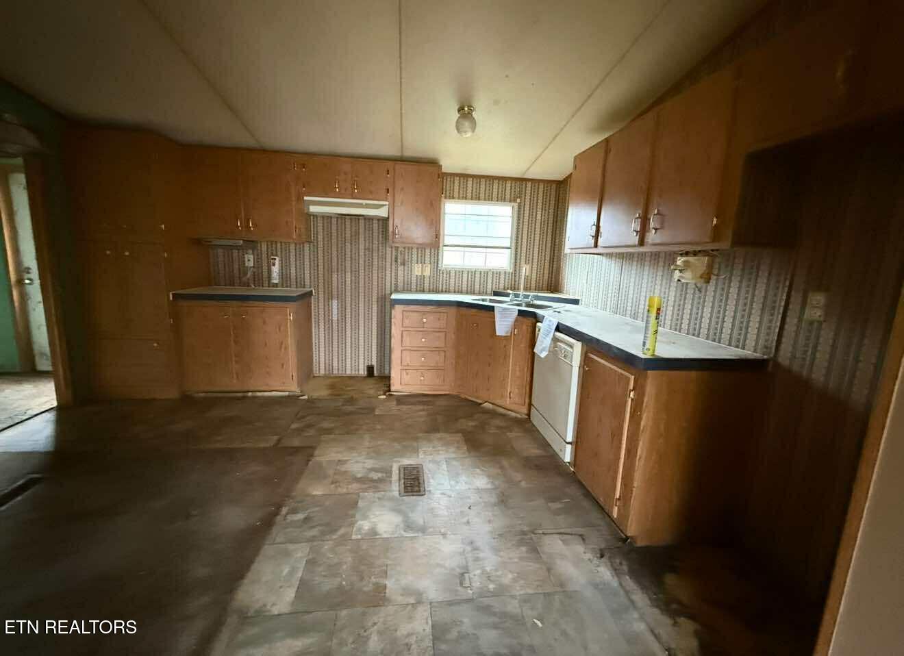 13 Duncan Lane Middlesboro, KY 40965 - Photo 8 of 26 588610391_741038265692762_74429478859728