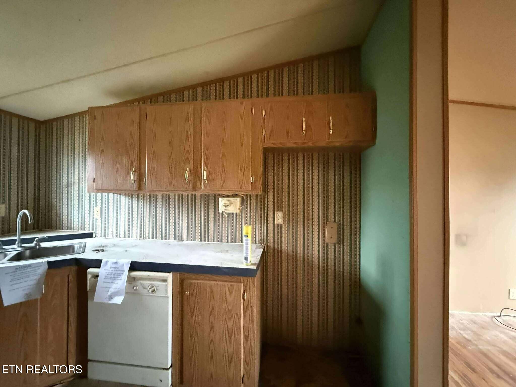 13 Duncan Lane Middlesboro, KY 40965 - Photo 9 of 26 kit13