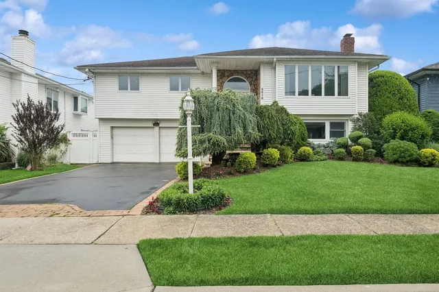$860,000 | 2518 April Lane, Bellmore, NY 11710