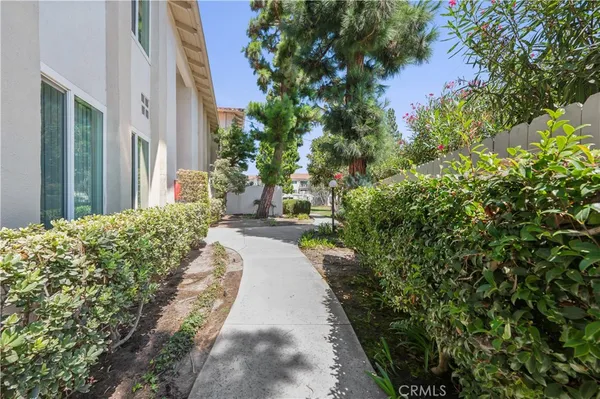 a view of a pathway with house on both side
