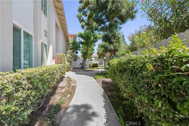 a view of a pathway with house on both side